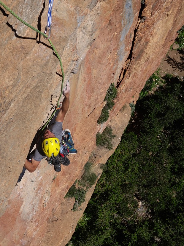 Edu dándolo todo en el primer largo, el más duro y a bloque.. perfecto para recalantar al sol!